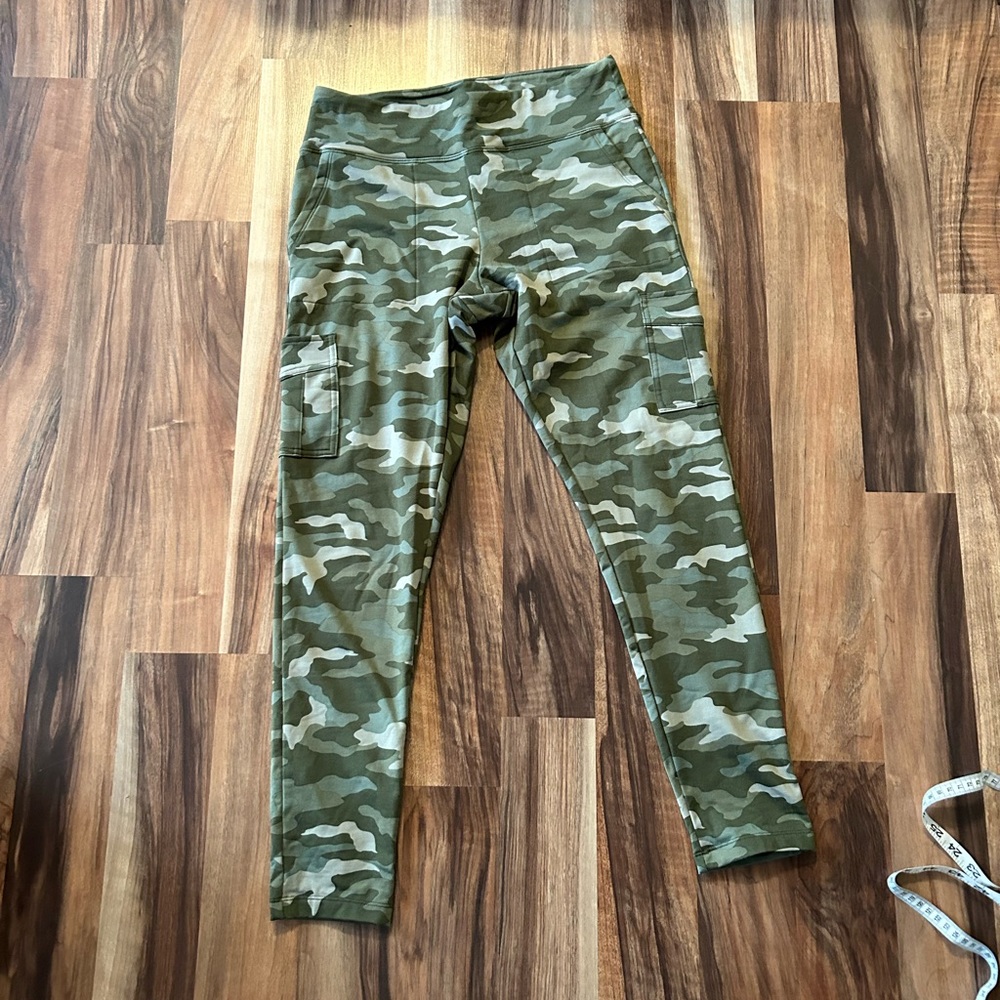 Victoria’s Secret Pink Active camo cargo leggings